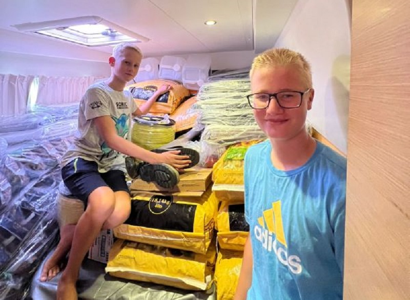 Nederlandse zeilers helpen uitgehongerde dieren na orkaan Beryl